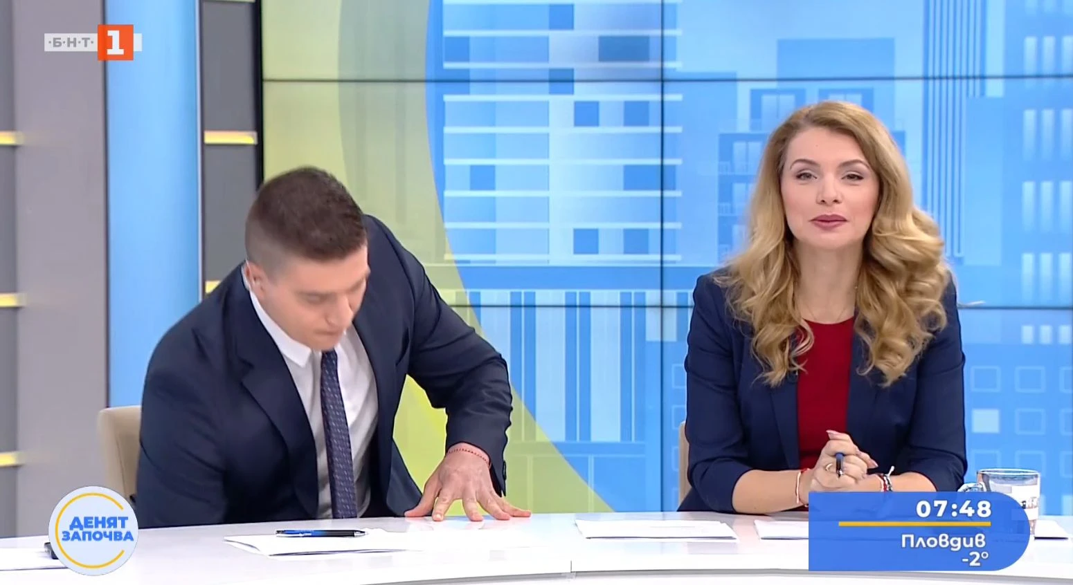Шаш в ефира на БНТ! Водещ млъкна насред изречението си, вдигна ръце и... СНИМКИ