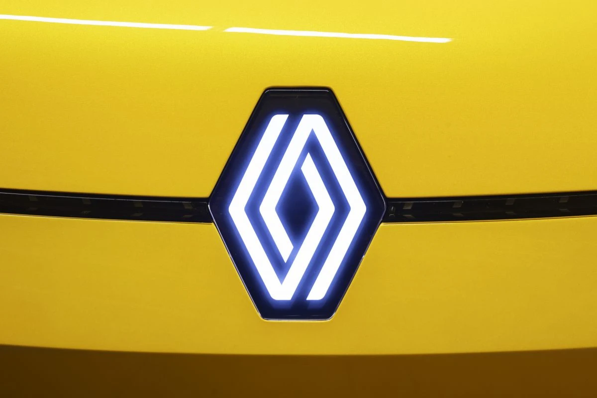Нов бюджетен кросоувър от Renault постъпи в продажба СНИМКА