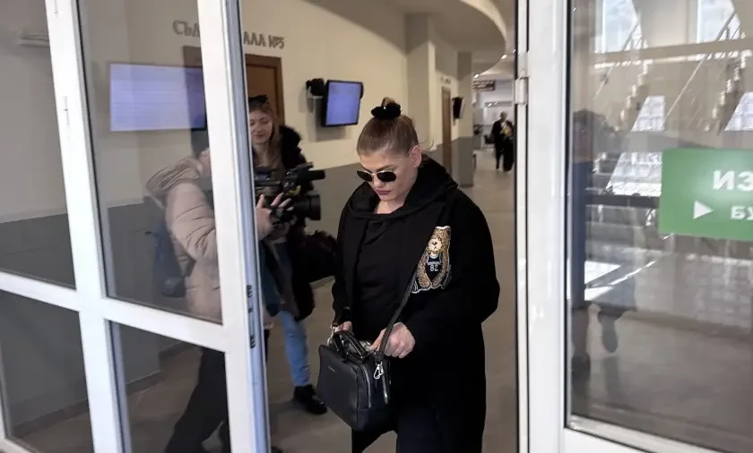 Жана Бергендорф цъфна ухилена до уши в съда, но после излезе посърнала СНИМКИ