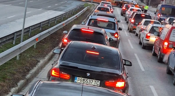 В Пловдив: Шофьори се чудят и маят какво е това нещо на пътя СНИМКА