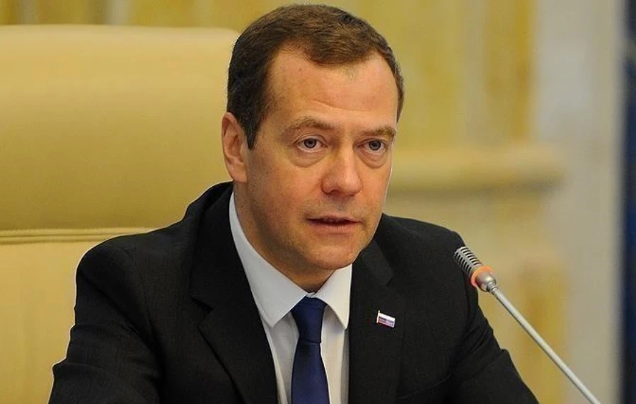 Медведев се присмя на предупреждението на Еманюел Макрон