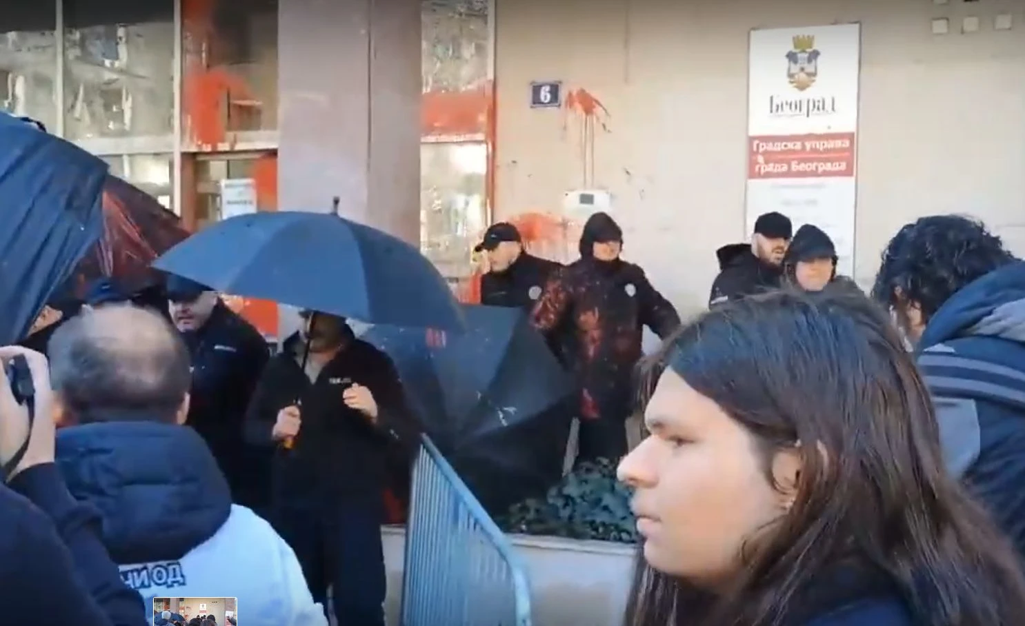Апокалипсис в Белград! Масов бой с бухалки, яйца и чадъри пред кметството ВИДЕО 18+