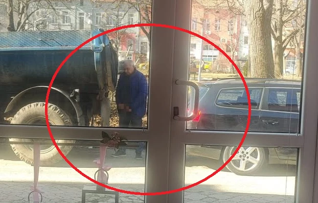 Мъж си развя достойнството пред група жени в наш град, скандализира с още гнусни действия СНИМКА 18+