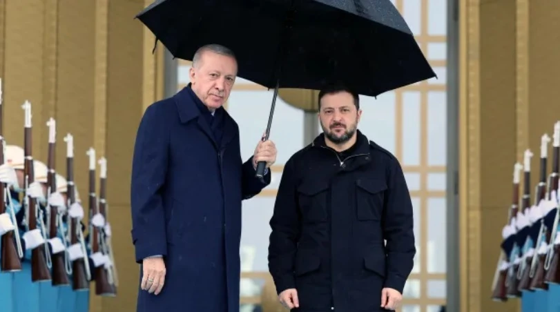 Символиката зад чадъра на Ердоган над Зеленски - новият фактор във войната в Украйна