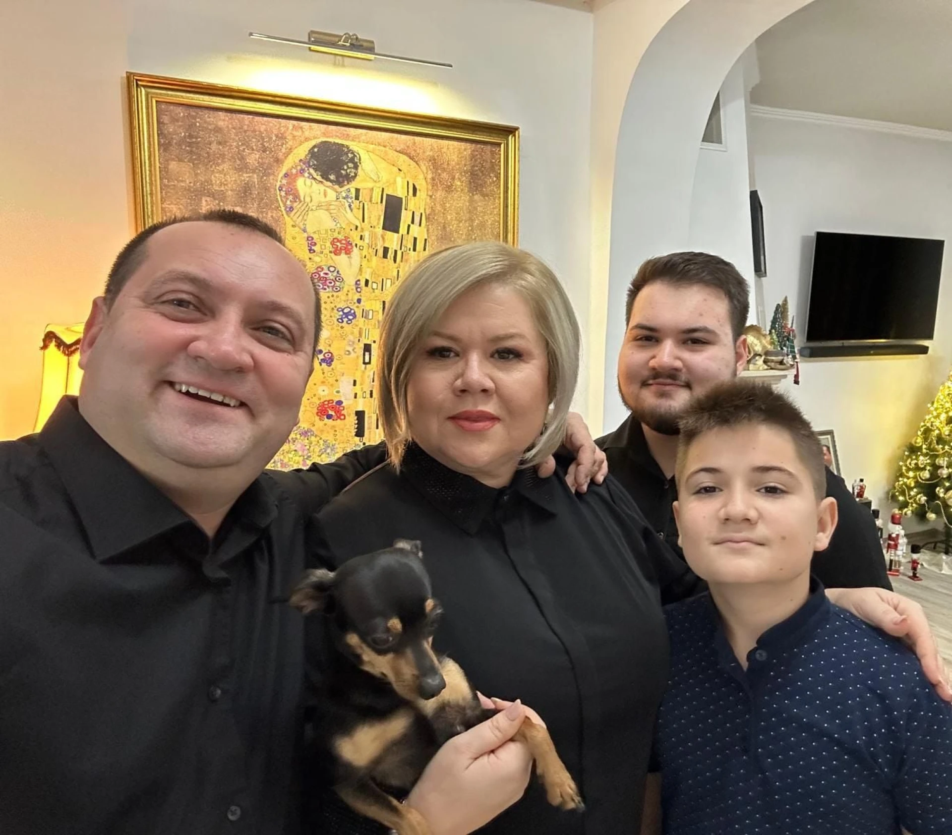 Ето го спипания за порнография кадър на дерибеите на Доган, който управляващите трябвало да пазят СНИМКА