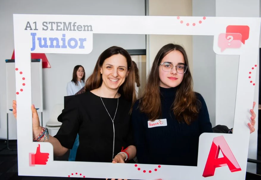 Второто издание на менторската програма А1 STEMfem Junior стартира с 45 млади таланти и разширен обхват
