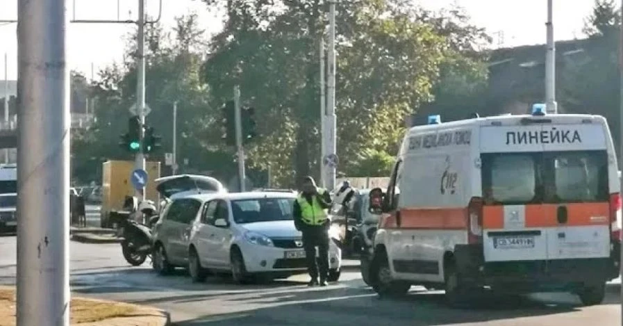 Кошмарна ситуация с инвалид пред гарата в Пловдив, хвърчи линейка 