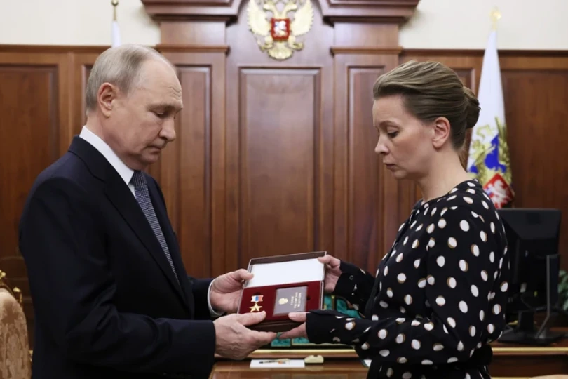 Скандал в Русия! Ето какво партията на Путин подари на майките на загинали войници за 8 март СНИМКИ