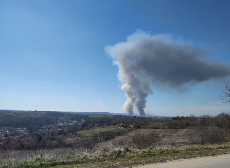 Гъсти облаци черен дим стреснаха хората в русенско село, летят пожарни СНИМКИ 