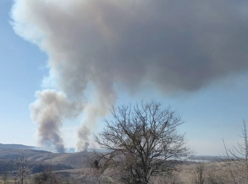 Гъсти облаци черен дим стреснаха хората в русенско село, летят пожарни СНИМКИ 
