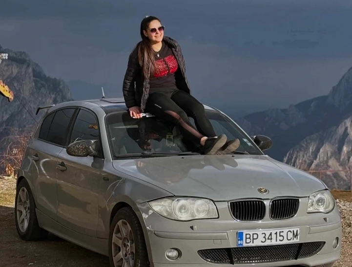 Шофьорката Вики с вдигнатите крака ще получи скандална глоба ВИДЕО