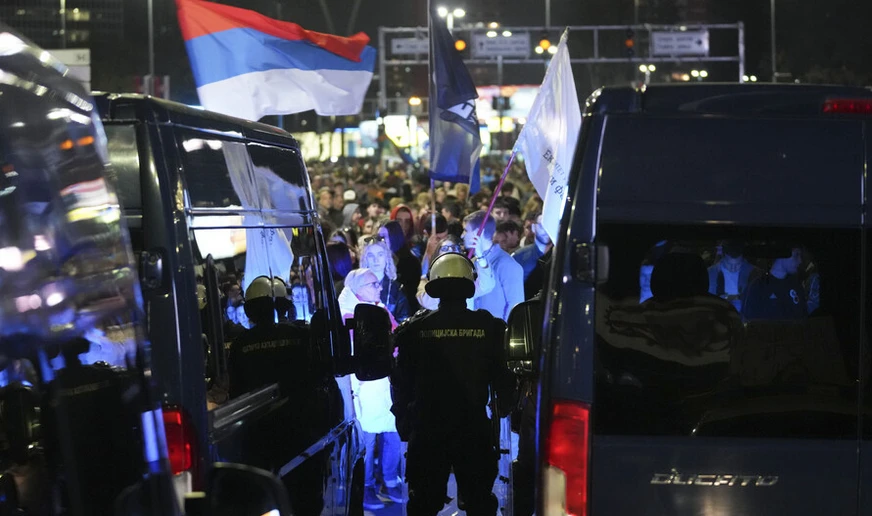 Здрав екшън в Белград: Стотици окупираха телевизията