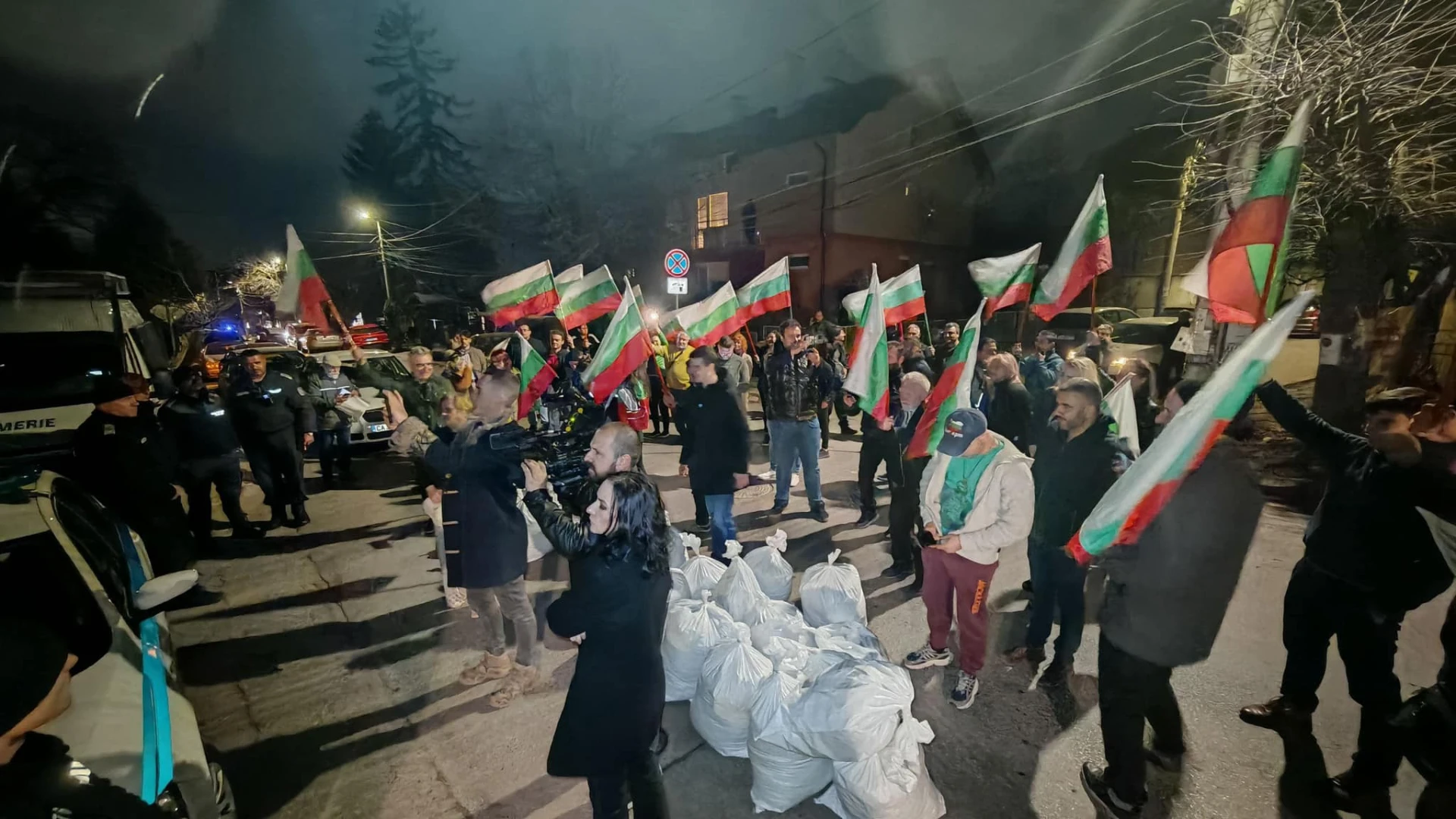 Какво се случва? Разярена тълпа се струпа пред къщата на Борисов в Банкя ВИДЕО