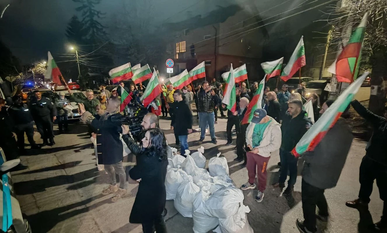 ГЕРБ с тежка закана след екшъна на "Величие" пред дома на Борисов 