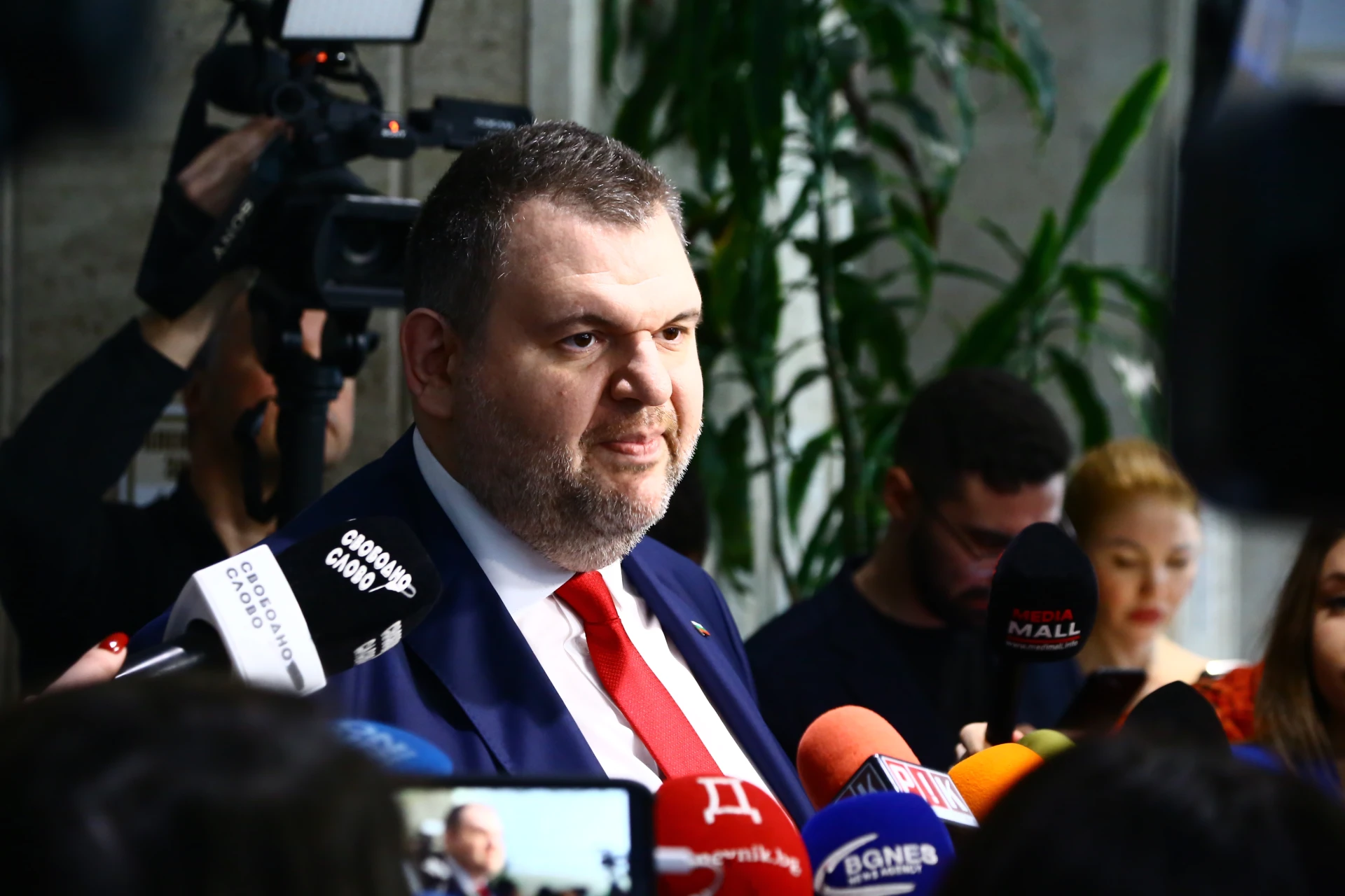 Пеевски се закани на „Величие“ след малобройния протест: Хуни, които са се разпасали из София!