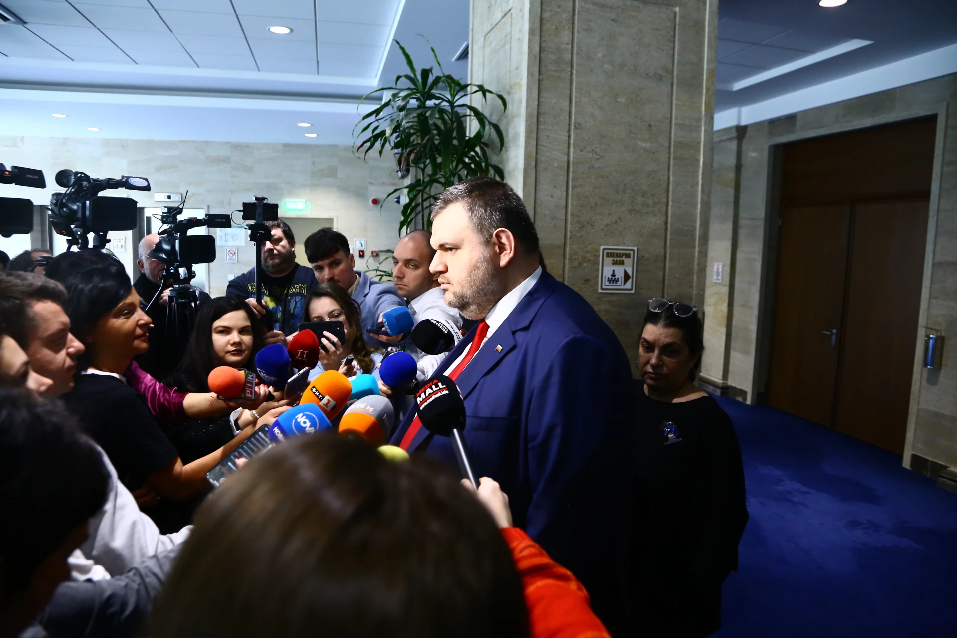 Пеевски се закани на „Величие“ след малобройния протест: Хуни, които са се разпасали из София!