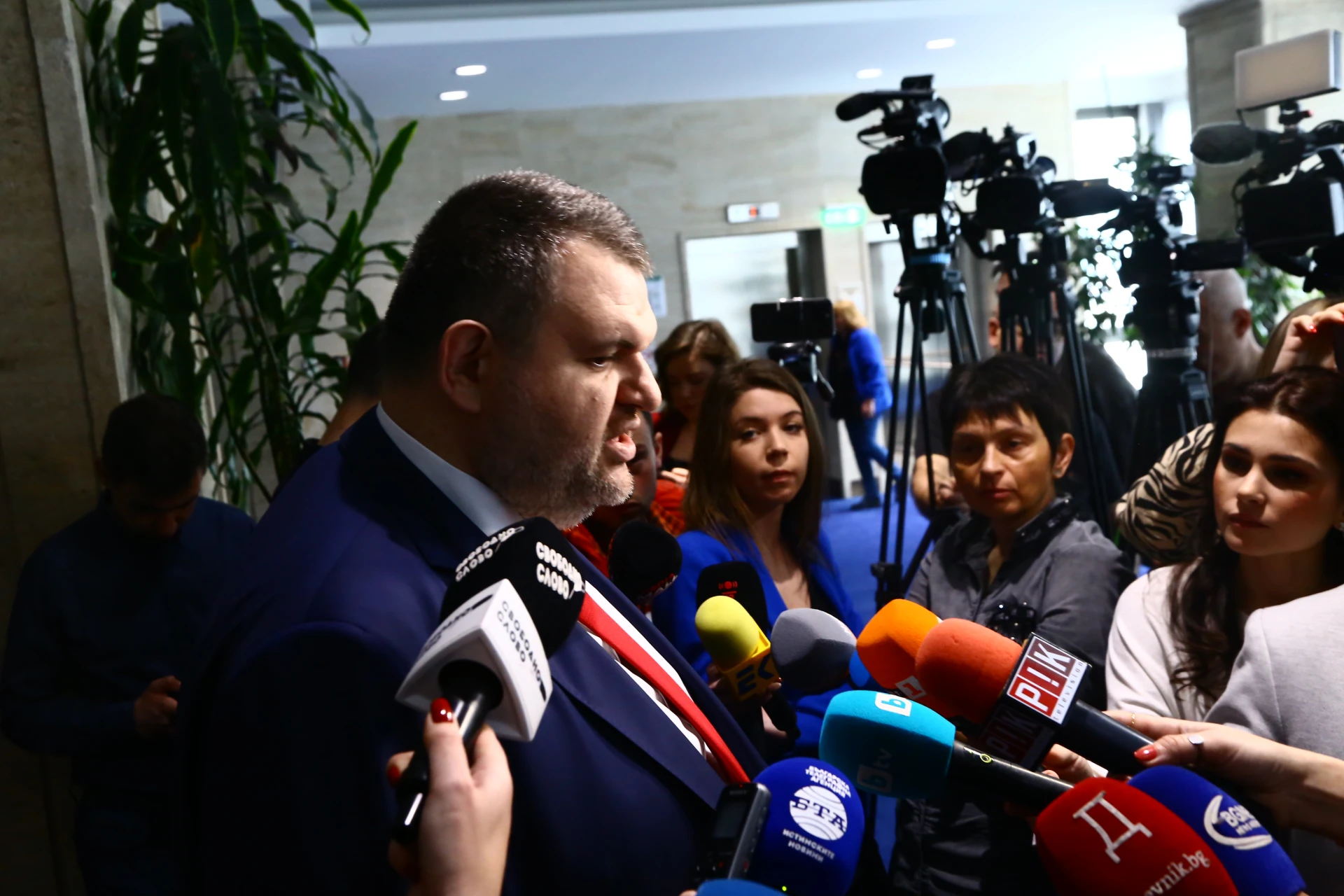 Пеевски се закани на „Величие“ след малобройния протест: Хуни, които са се разпасали из София!