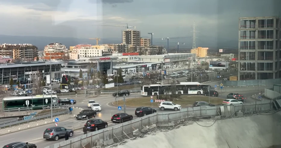 Шофьор на автобус втрещи всички с действията си в София ВИДЕО