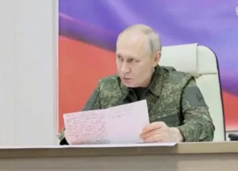Облечен във военна униформа Путин се появи на неочаквано място на фронта СНИМКИ