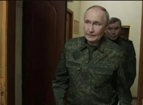 Облечен във военна униформа Путин се появи на неочаквано място на фронта СНИМКИ