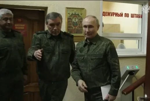 Облечен във военна униформа Путин се появи на неочаквано място на фронта СНИМКИ