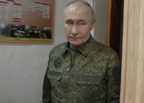 Облечен във военна униформа Путин се появи на неочаквано място на фронта СНИМКИ