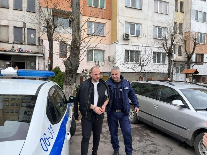 Зрелищно! Изведоха с белезници от блока му вандала, ужасил Враца СНИМКИ