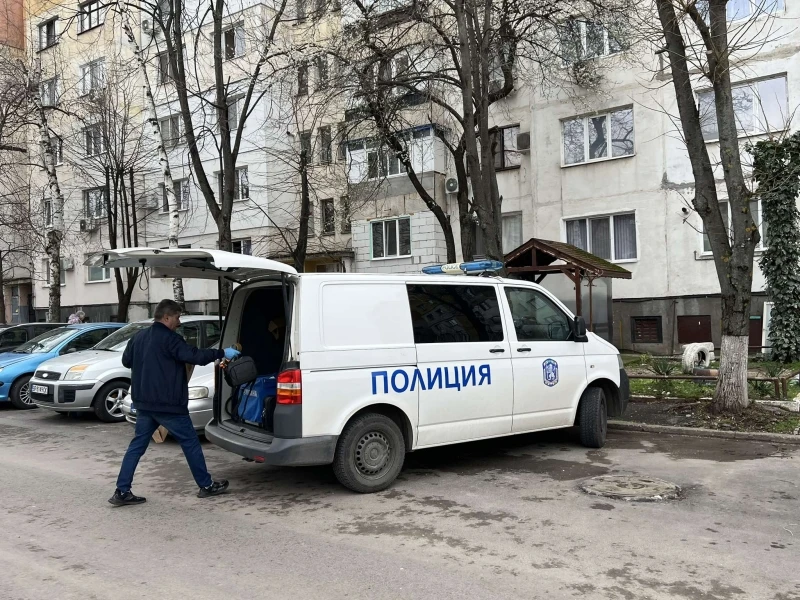 Зрелищно! Изведоха с белезници от блока му вандала, ужасил Враца СНИМКИ