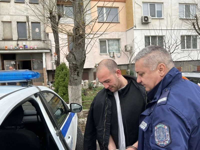 Зрелищно! Изведоха с белезници от блока му вандала, ужасил Враца СНИМКИ