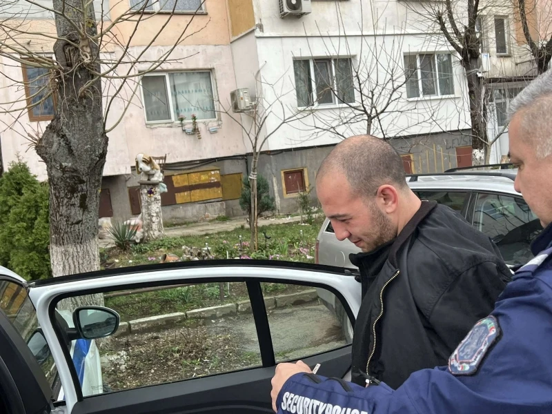 Зрелищно! Изведоха с белезници от блока му вандала, ужасил Враца СНИМКИ