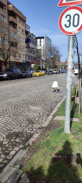 Маса и стол с мисия в София, можете ли да познаете каква е тя? СНИМКИ
