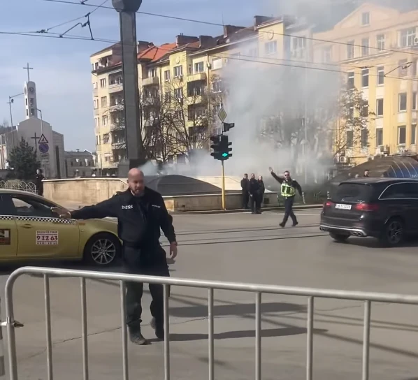 Извънредна ситуация на пъпа на София, вият сирени ВИДЕО