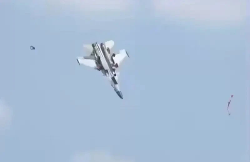 Изтребител J-15 на китайските ВМС се разби по време на учение ВИДЕО