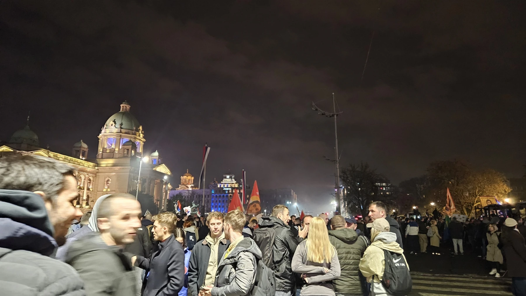 Море от хора заля Белград, а цяла Сърбия е „пумпай” ВИДЕО