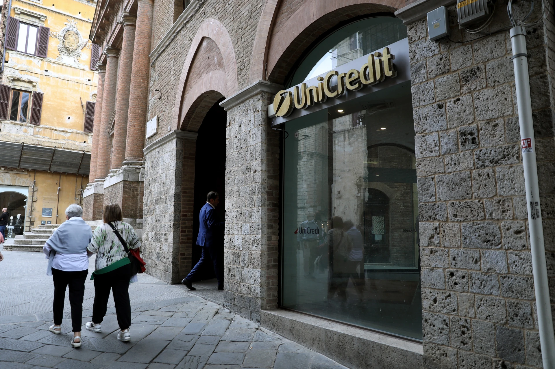 Зелена светлина: Пече се голяма сделка с UniCredit SpA, ще погълне ли...