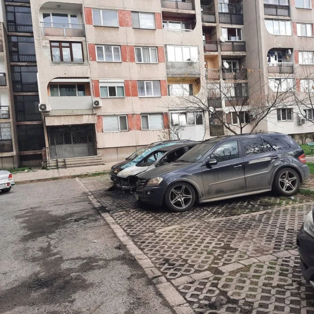 Някой пали коли в София, в този квартал са бесни СНИМКИ
