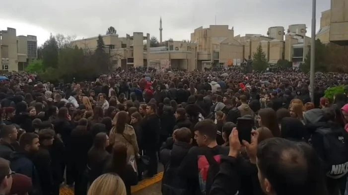 Под дъжд и гръмотевици: Хиляди излязоха пред университета в Скопие заради трагедията в Кочани 