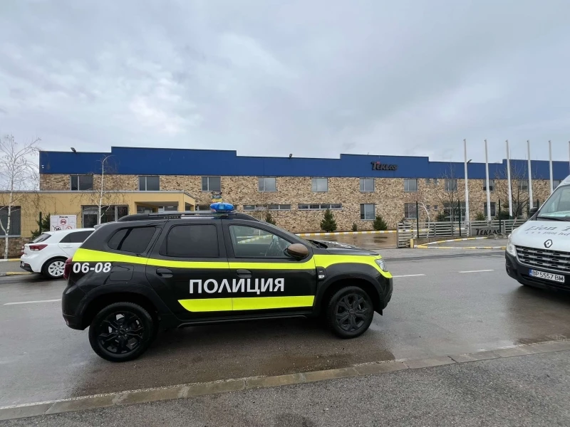 Кошмар в турски завод във Враца, хвърчат линейки СНИМКИ 