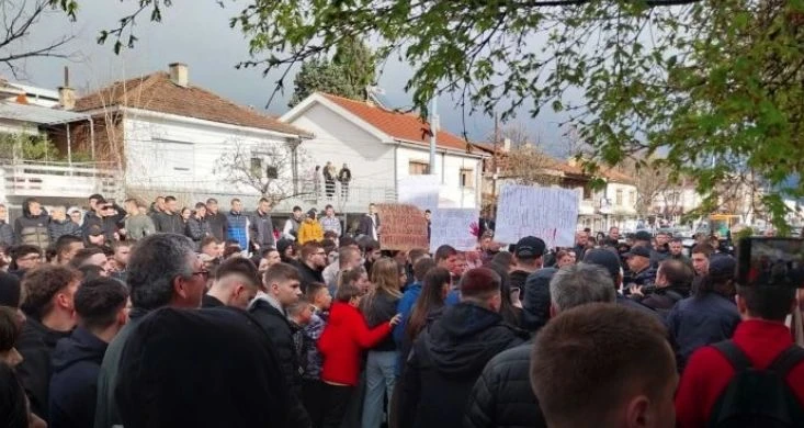 Камъни и яйца по къщата на кмета на Кочани, полиция едва удържа тълпата, а един свещеник... ВИДЕО