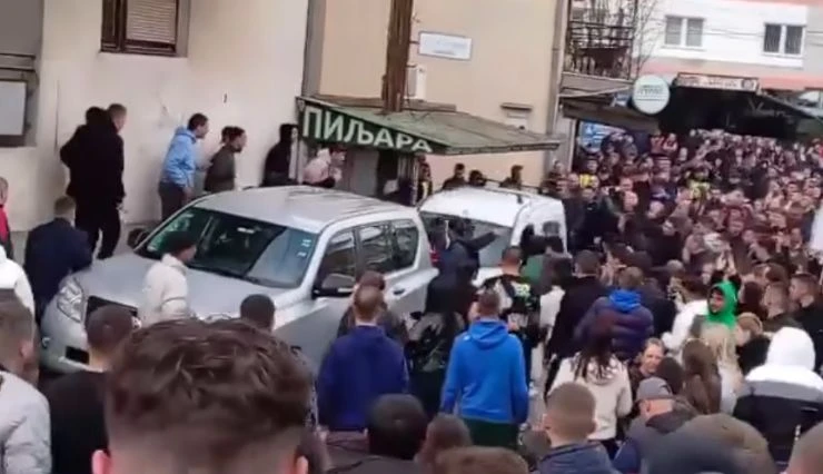 Камъни и яйца по къщата на кмета на Кочани, полиция едва удържа тълпата, а един свещеник... ВИДЕО