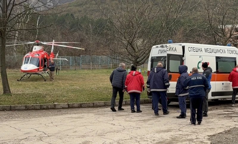 Отцепиха двора на болницата във Враца, кацна и въздушната линейка ВИДЕО 