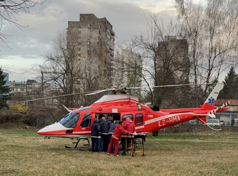 Отцепиха двора на болницата във Враца, кацна и въздушната линейка ВИДЕО 