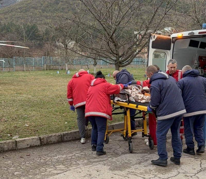 Отцепиха двора на болницата във Враца, кацна и въздушната линейка ВИДЕО 