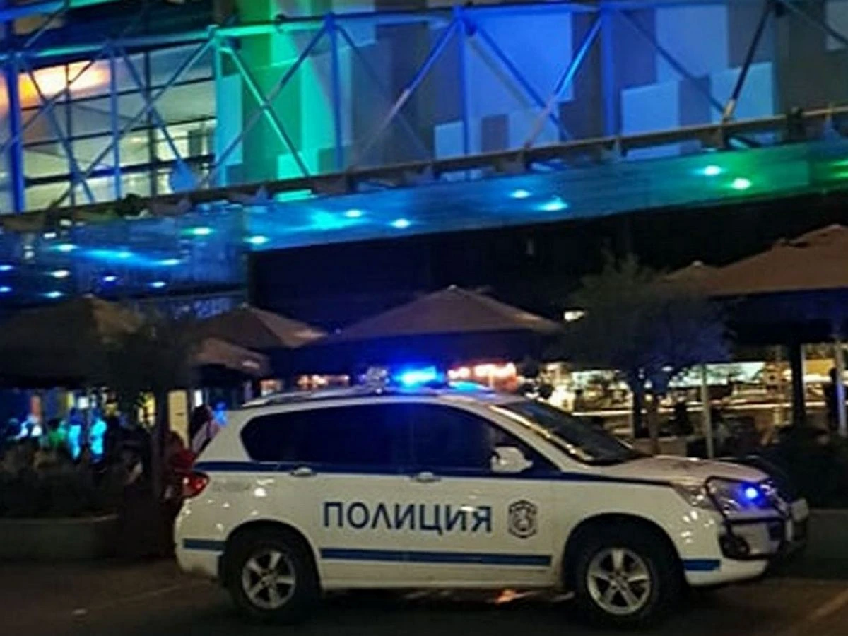 Страшна сцена: Тийнейджър вилнее в мол "Галерия" в Бургас