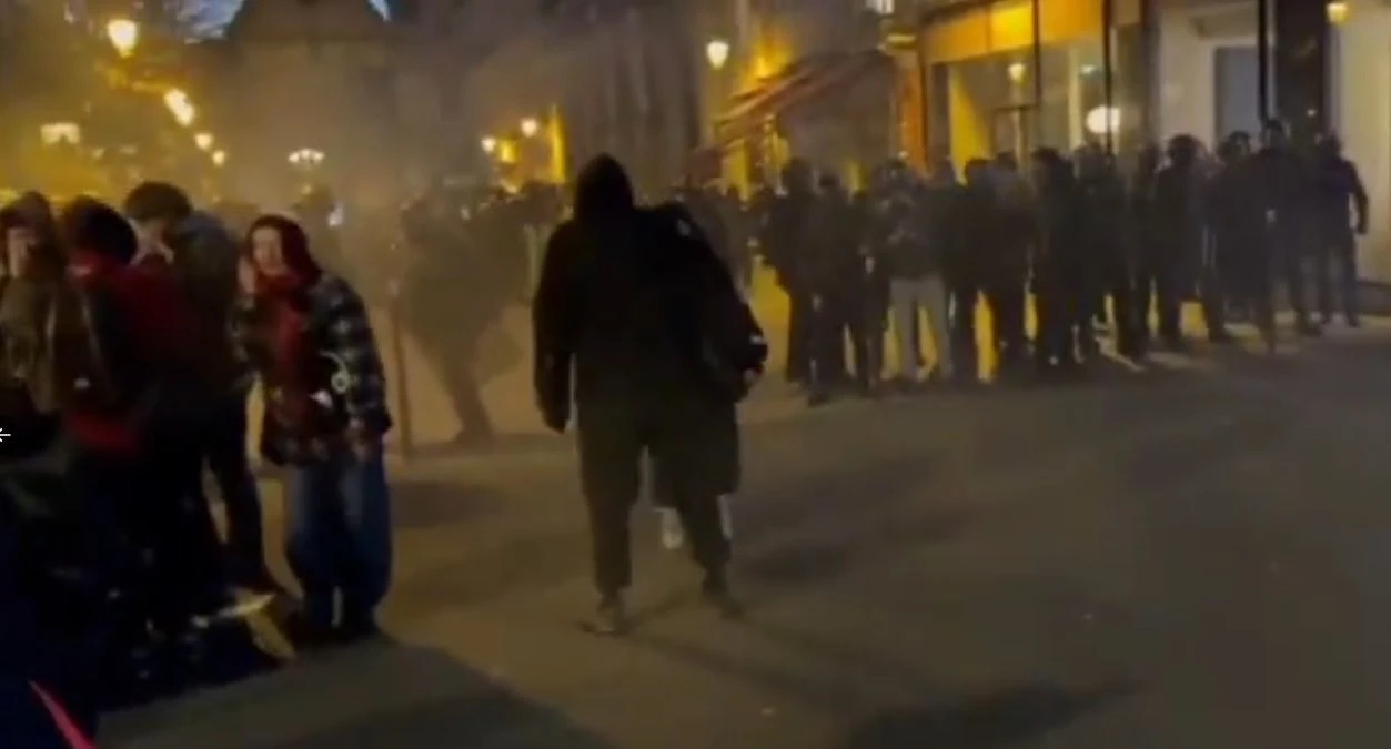 Полиция изгони стотици мигранти, настанили се в театър в центъра на Париж ВИДЕО