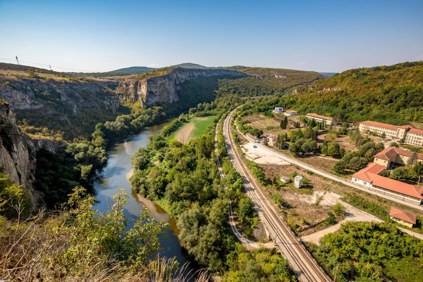Няма да повярвате на какво място е построена болницата в Карлуково ВИДЕО