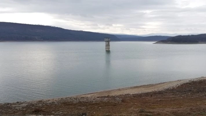 Какво се случва? Водолази се спуснаха на 38 метра дълбочина в язовир "Тича"