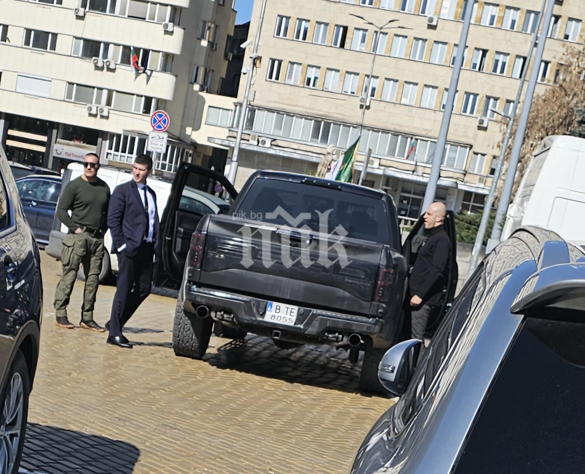 Тежка охрана варди "бедняка" Михайлов, спретнаха невъобразим хаос в центъра на София СНИМКИ