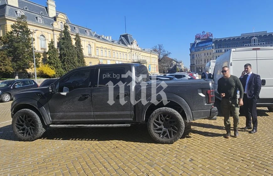 Тежка охрана варди "бедняка" Михайлов, спретнаха невъобразим хаос в центъра на София СНИМКИ