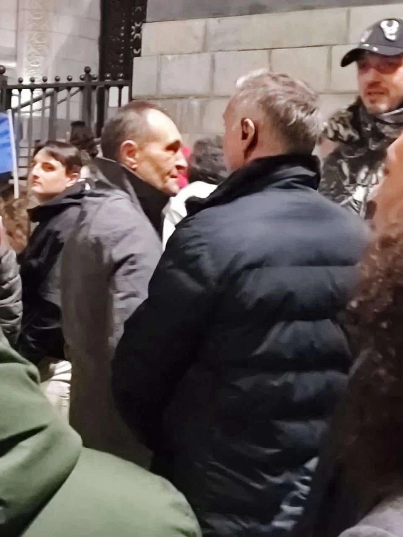 Нахалство: Божков лъсна в центъра на София, спипаха го да... СНИМКА